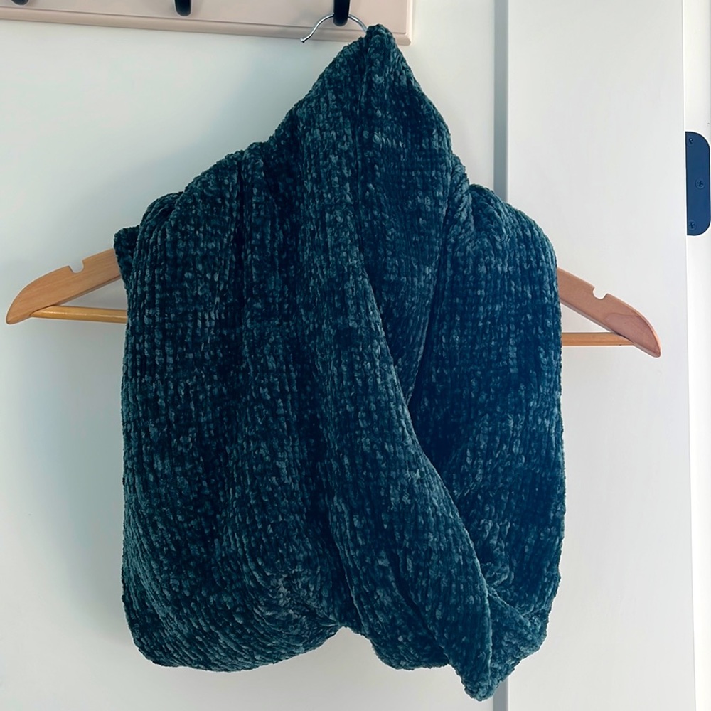 EXPRESS Infinity scarf